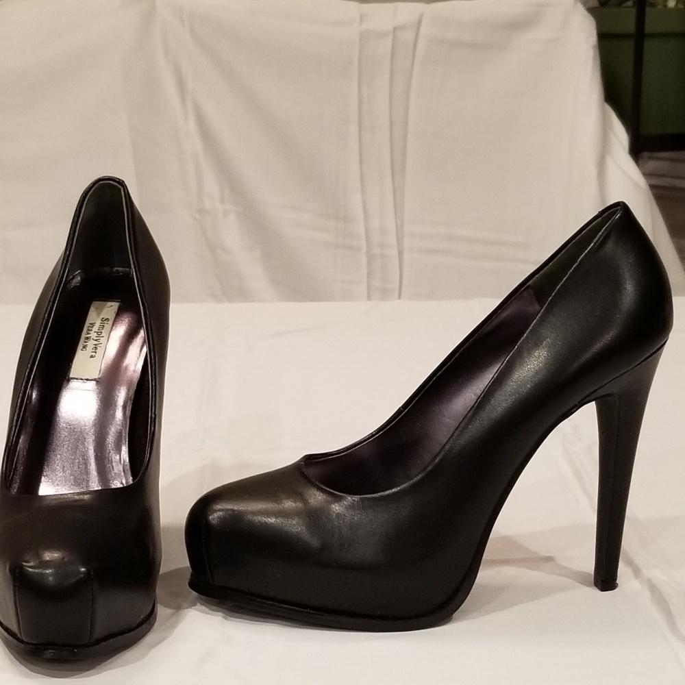 Vera Wang black high heel 7.5